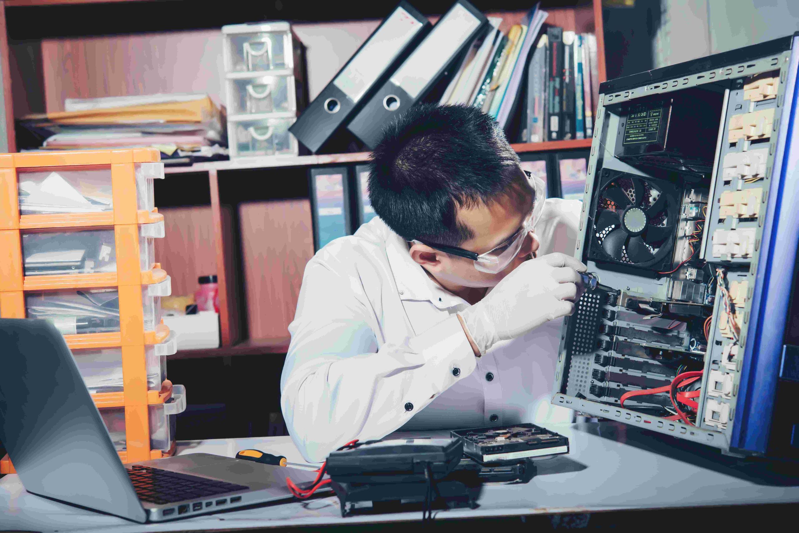 services-01 technician repairing computer computer hardware repairing upgrade technology2